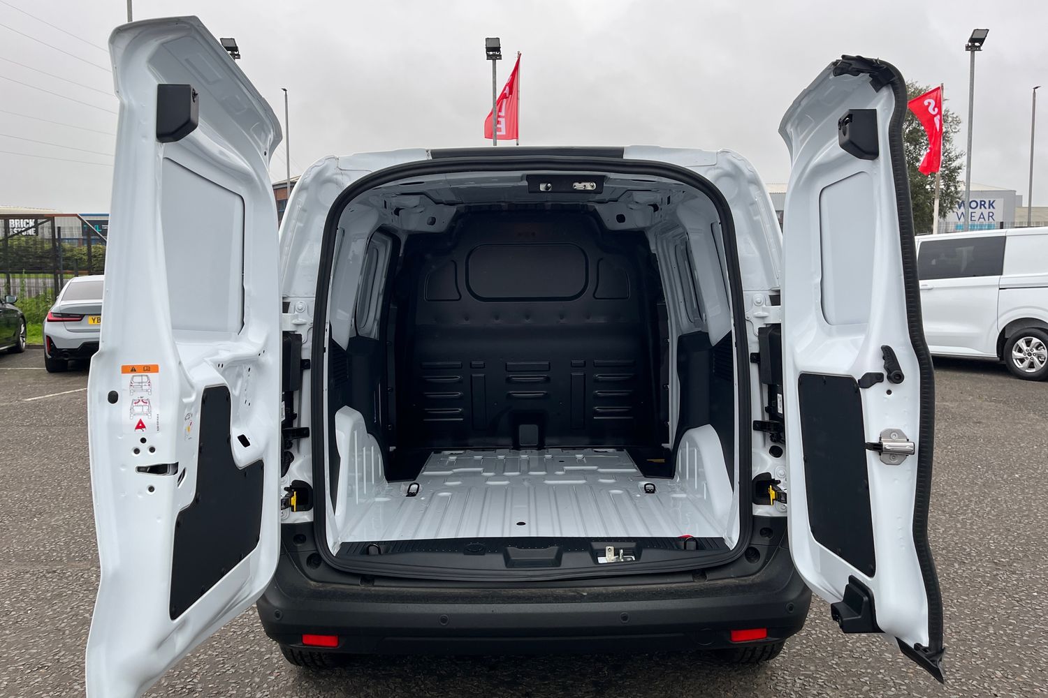 Ford TRANSIT COURIER Photo 5