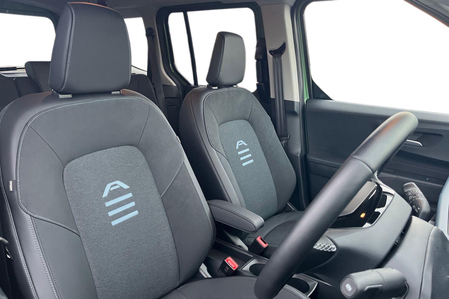 Ford E-Tourneo Courier Photo 8