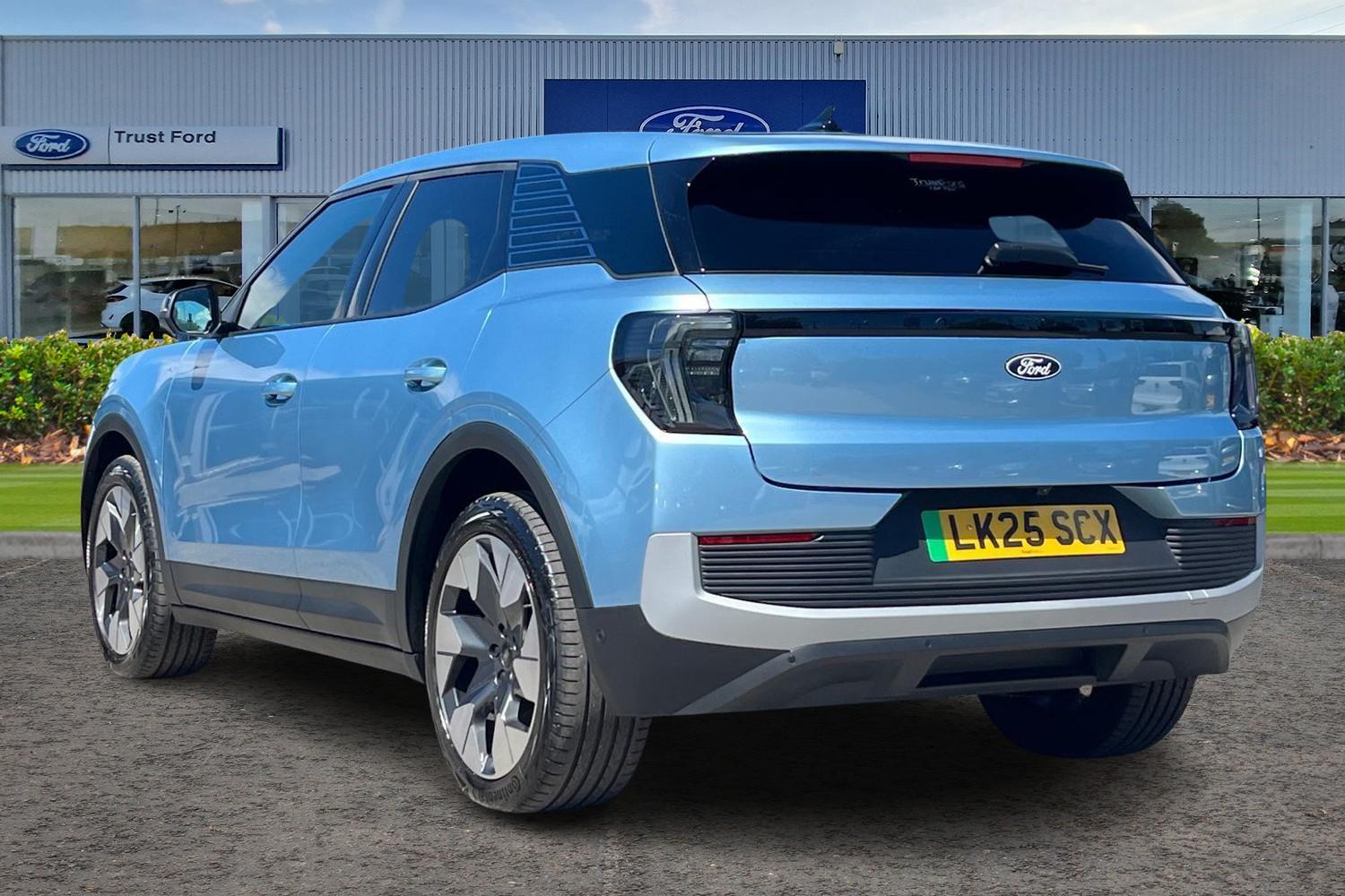 Ford Explorer Photo 1