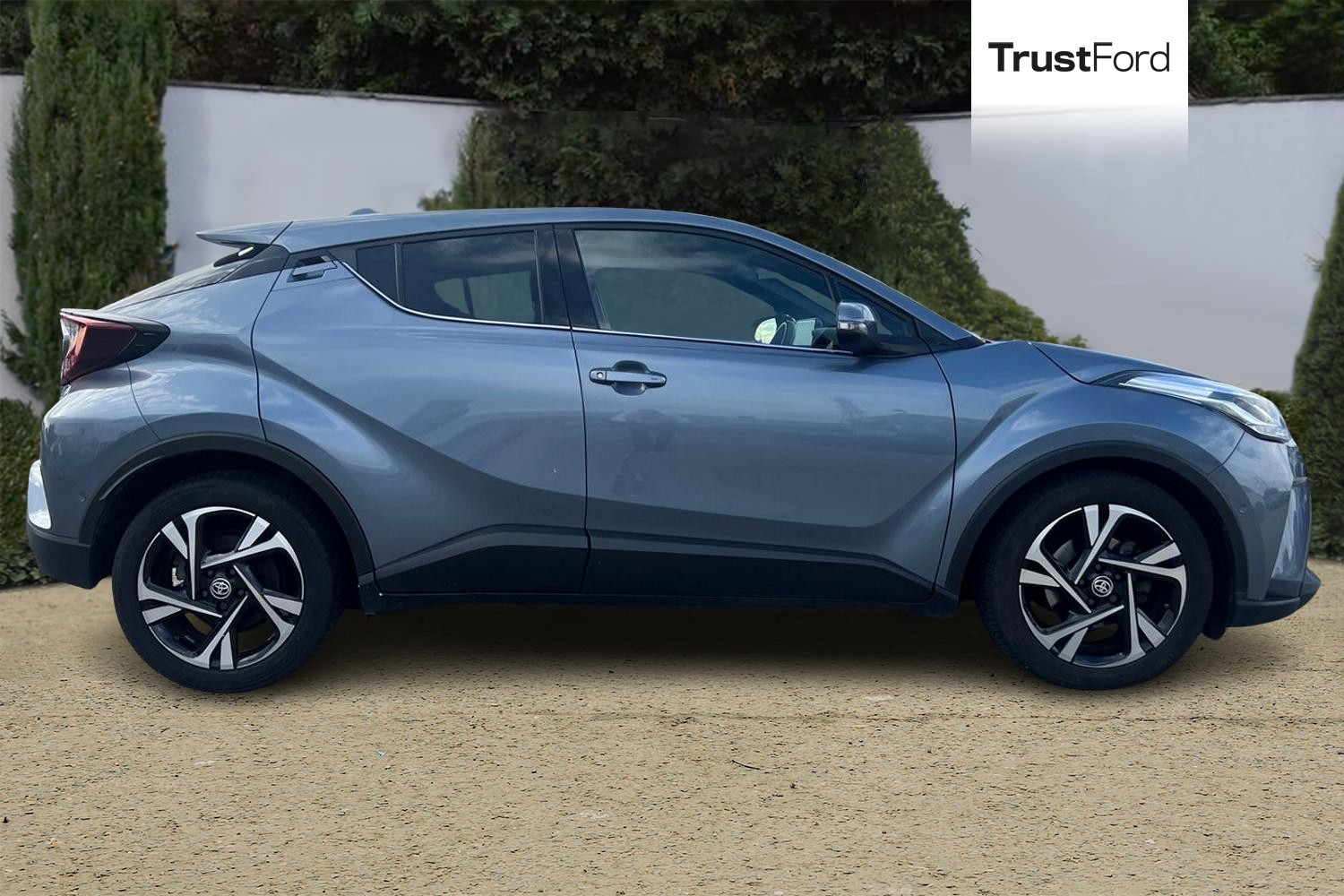 Toyota C-HR Photo 2