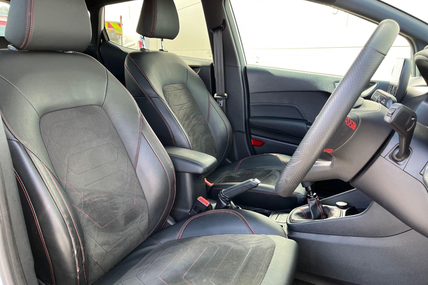 Ford FIESTA Photo 16