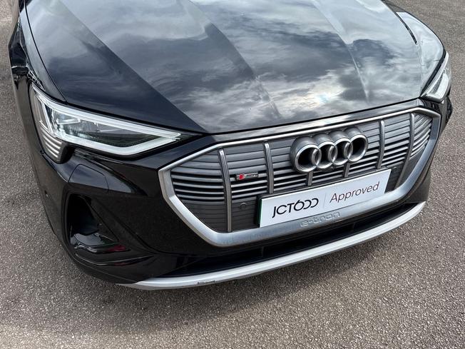 AUDI e-tron Photo 36
