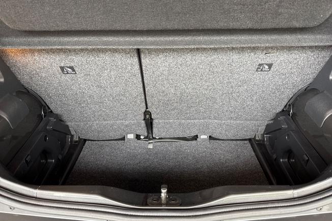 VOLKSWAGEN Up Photo 12