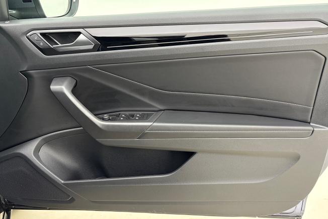 VOLKSWAGEN T-Roc Photo 23