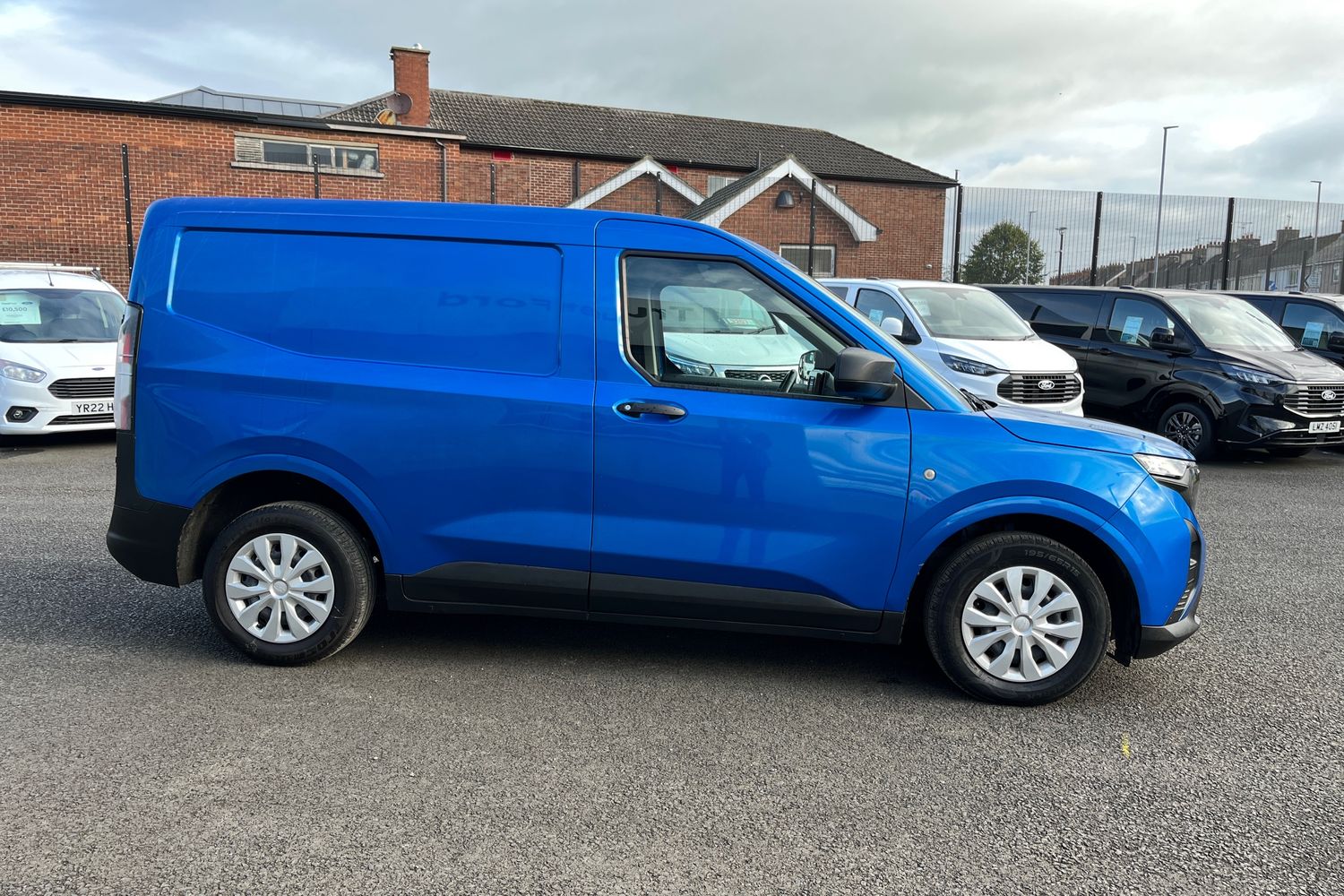 Ford TRANSIT COURIER Photo 6