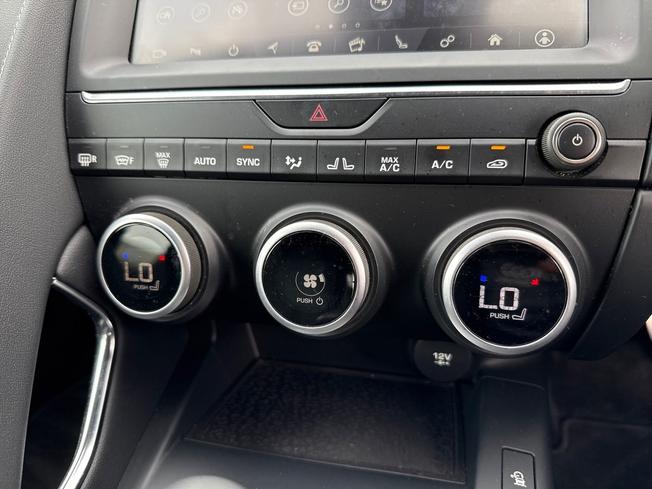 JAGUAR E-Pace Photo 32