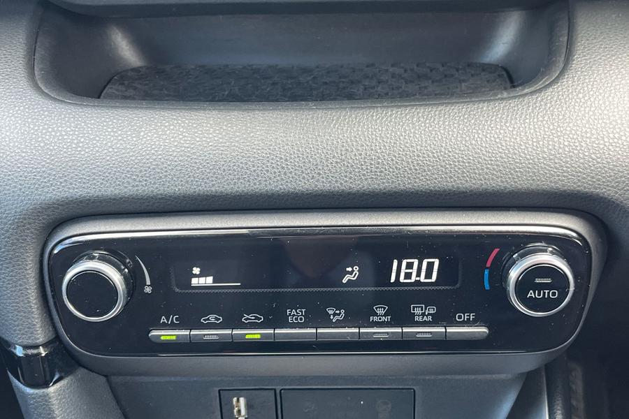 Toyota YARIS Photo autoimg-1506a767665790f52d48b75ddcbde86d14197159.jpg