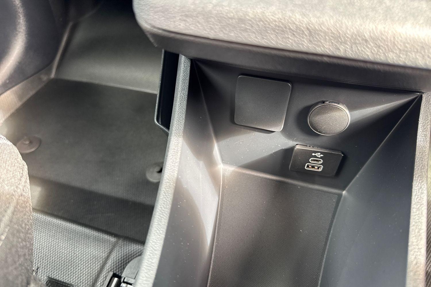 Ford E-TRANSIT COURIER Photo 31