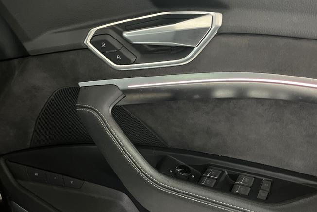 AUDI e-tron Photo 26