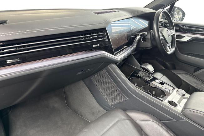 VOLKSWAGEN Touareg Photo 2