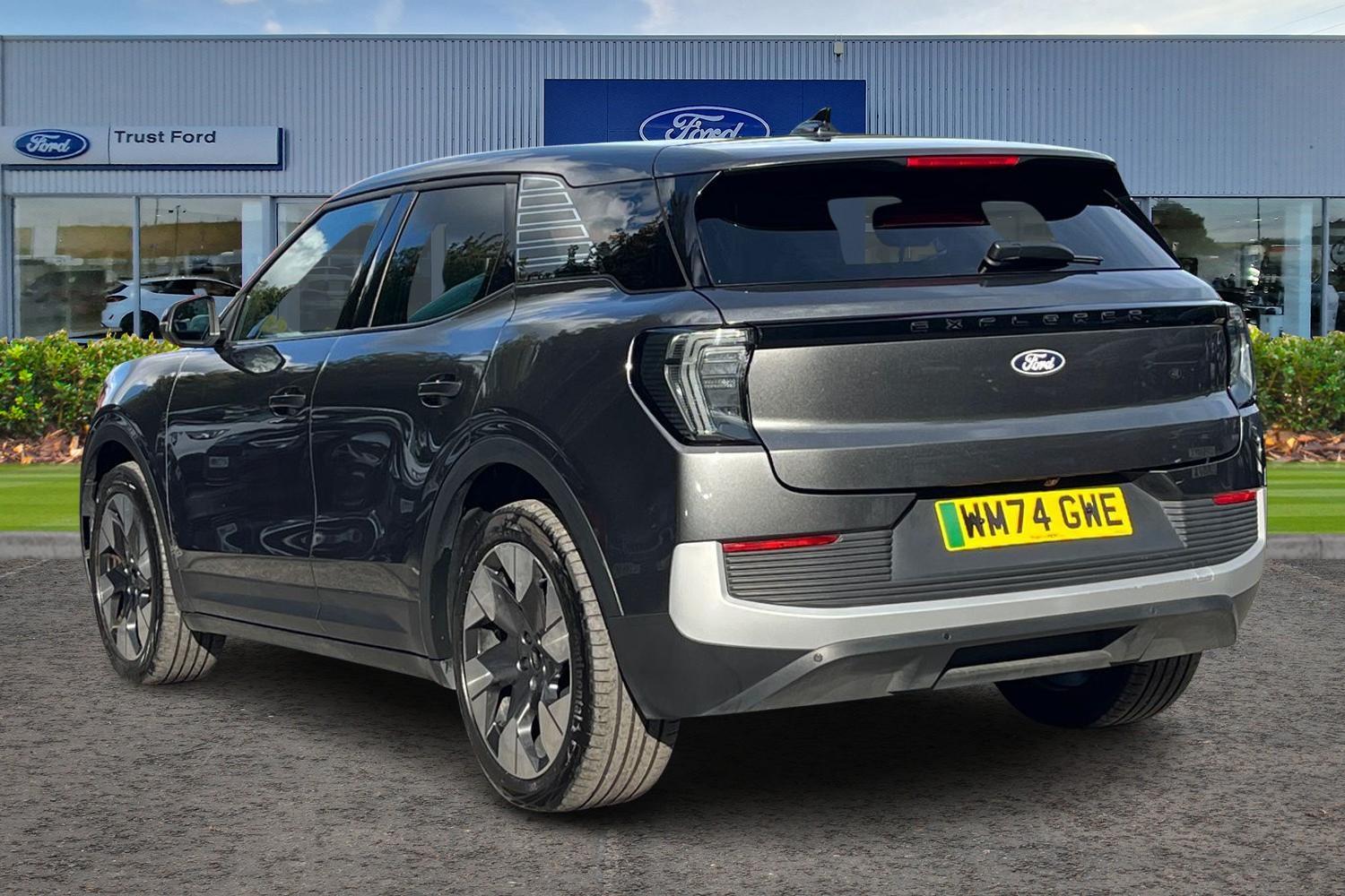 Ford Explorer Photo 1