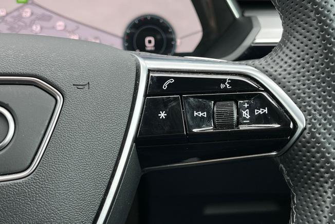 AUDI e-tron Photo 17
