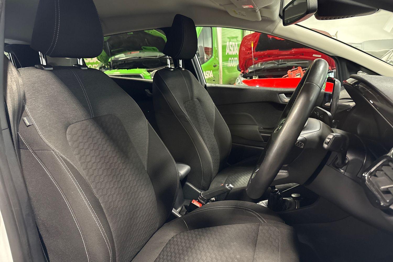 Ford FIESTA Photo 16
