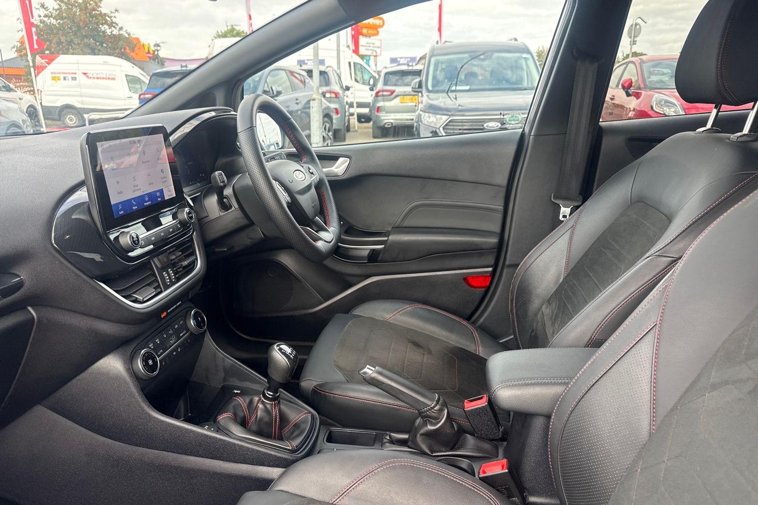 Ford FIESTA Photo 18