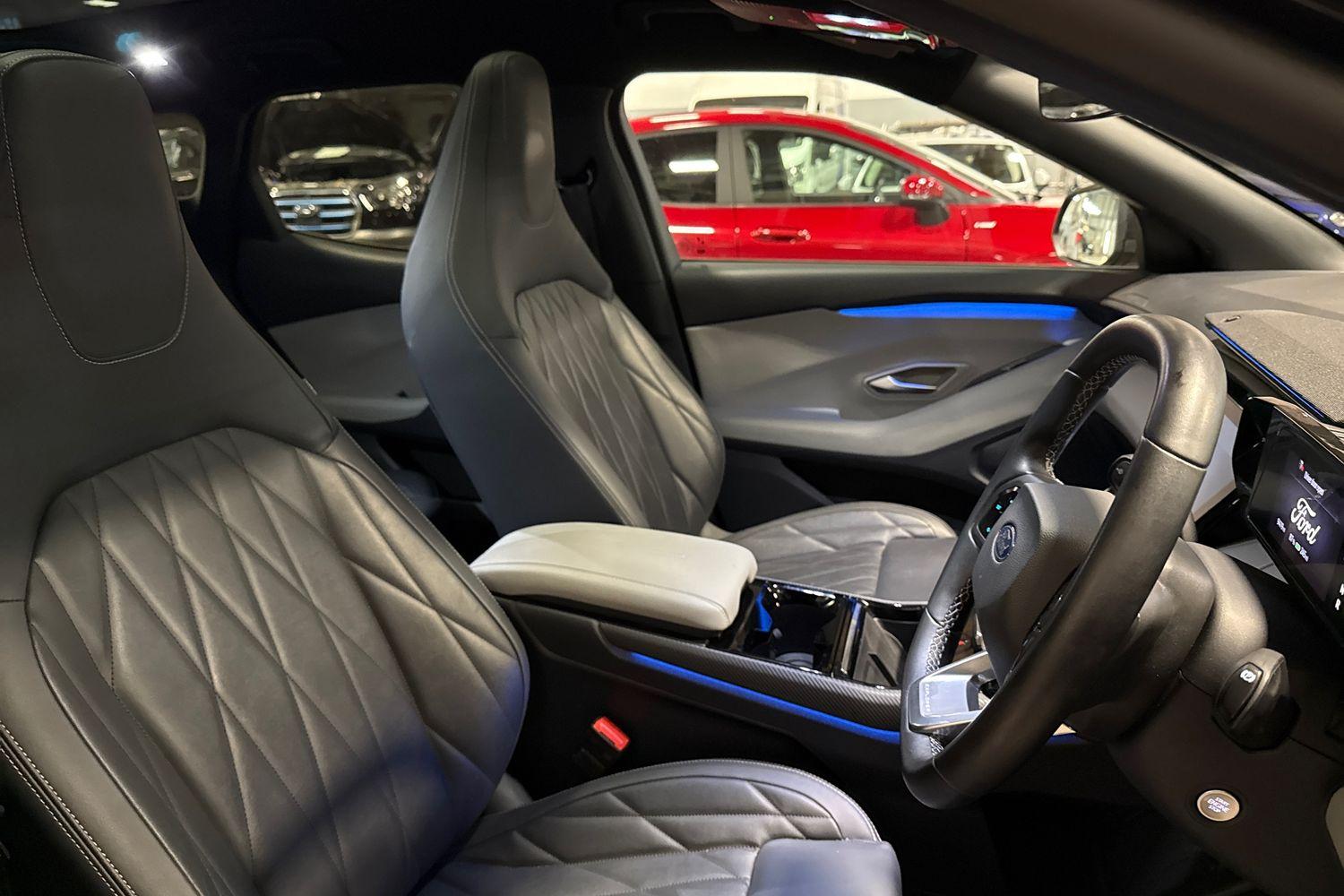 Ford Explorer Photo 16