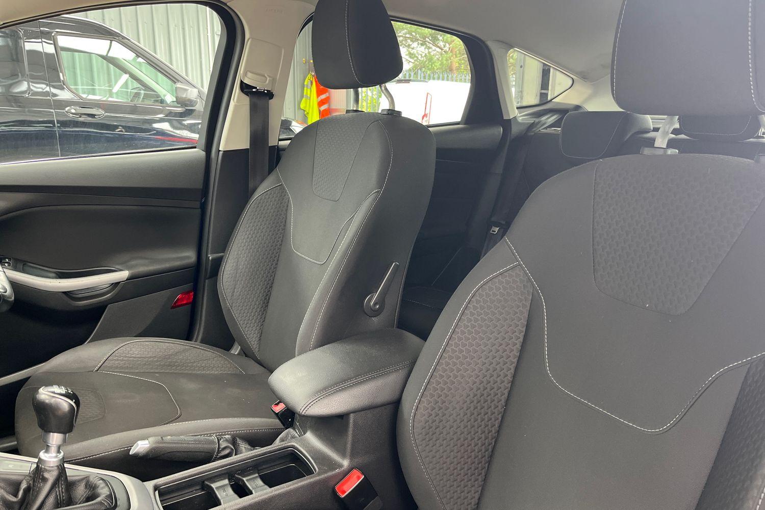 Ford FOCUS Photo 18