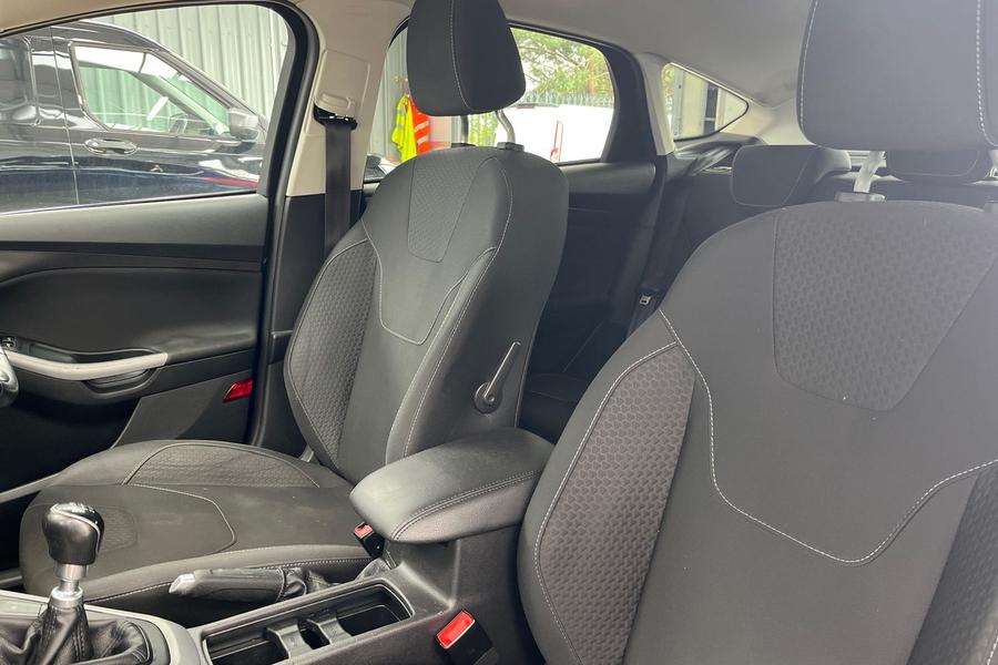 Ford FOCUS Photo autoimg-15d42470443622a81b654da4b9ae188d7114f629.jpg