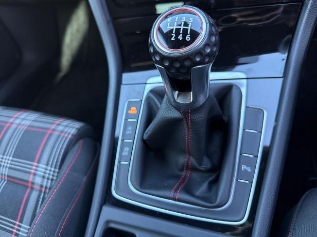 VOLKSWAGEN Golf Photo 31