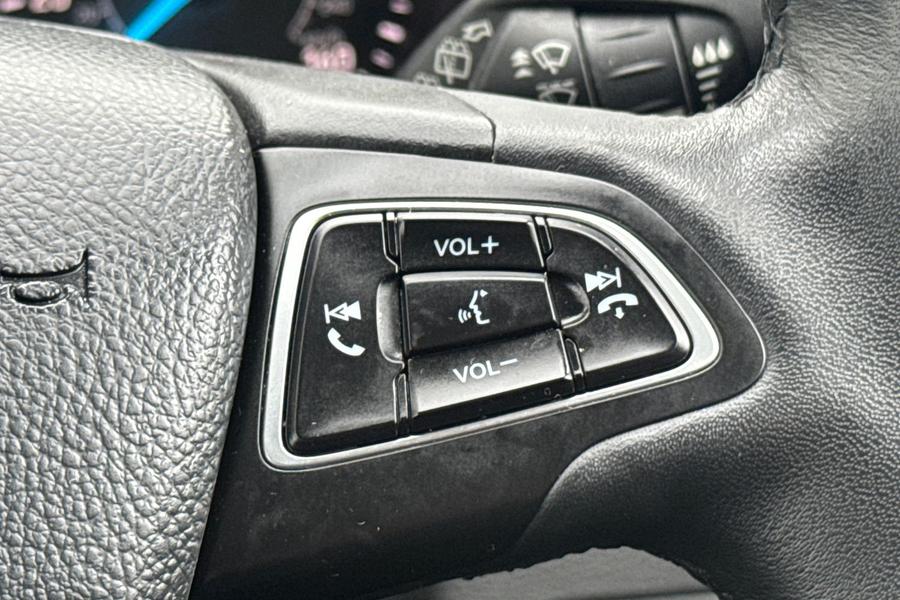Ford KUGA Photo autoimg-161293bcd2444700287df0ff16e59f5d23464f6a.jpg