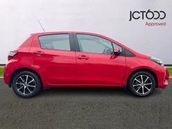 TOYOTA Yaris Photo 4