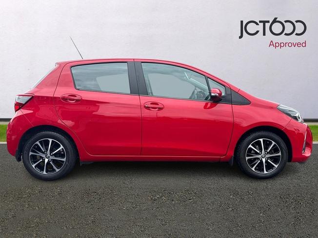 TOYOTA Yaris Photo 4