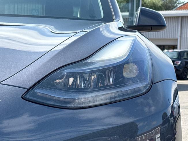 TESLA Model 3 Photo 25