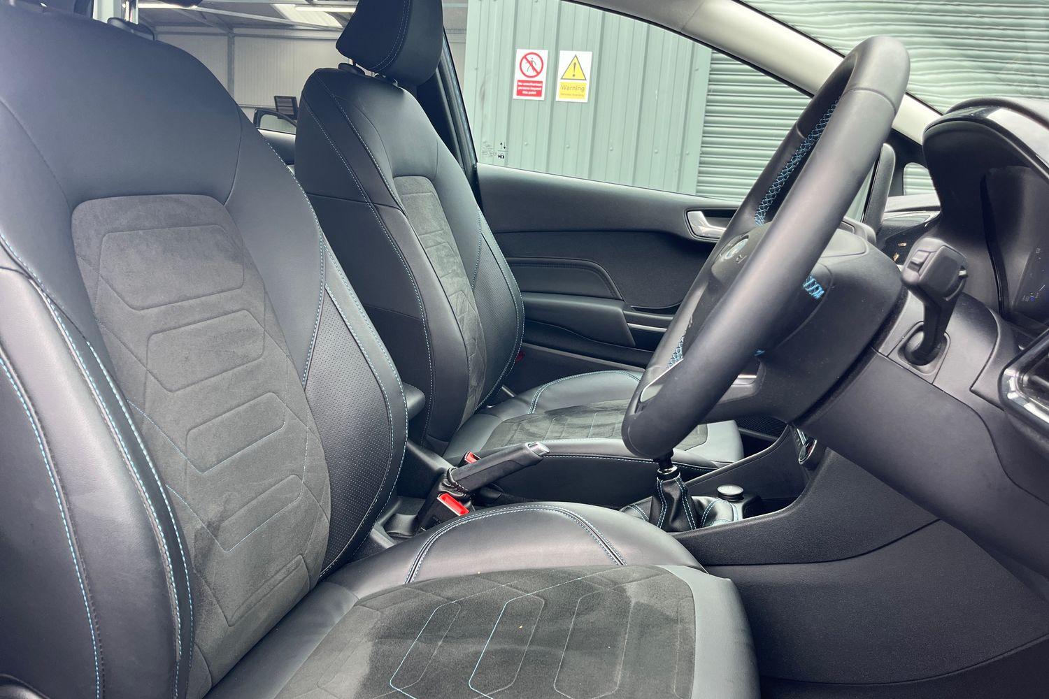 Ford FIESTA Photo 16