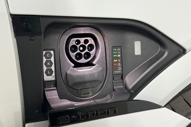 AUDI Q8 E-Tron Photo 37