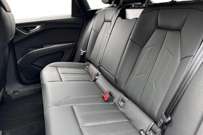 AUDI  Q4 Photo 9
