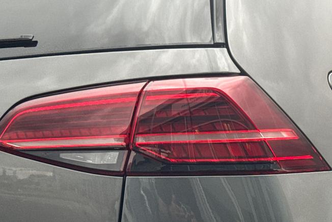 VOLKSWAGEN Golf Photo 18