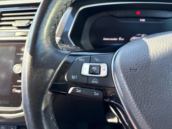 VOLKSWAGEN Tiguan Photo 16