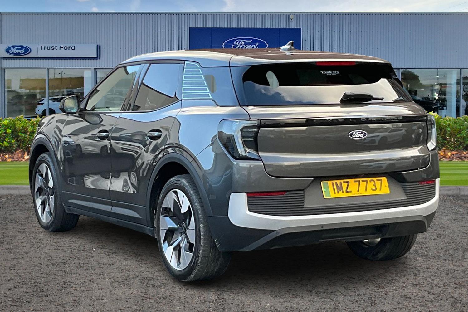 Ford Explorer Photo 1