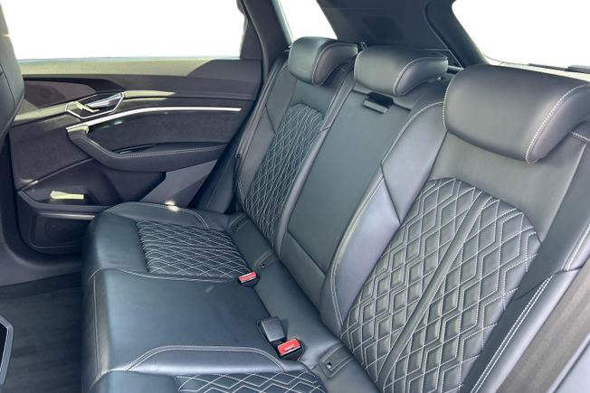 Audi e-tron S Photo 9