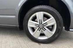 VOLKSWAGEN Transporter Shuttle Photo 5