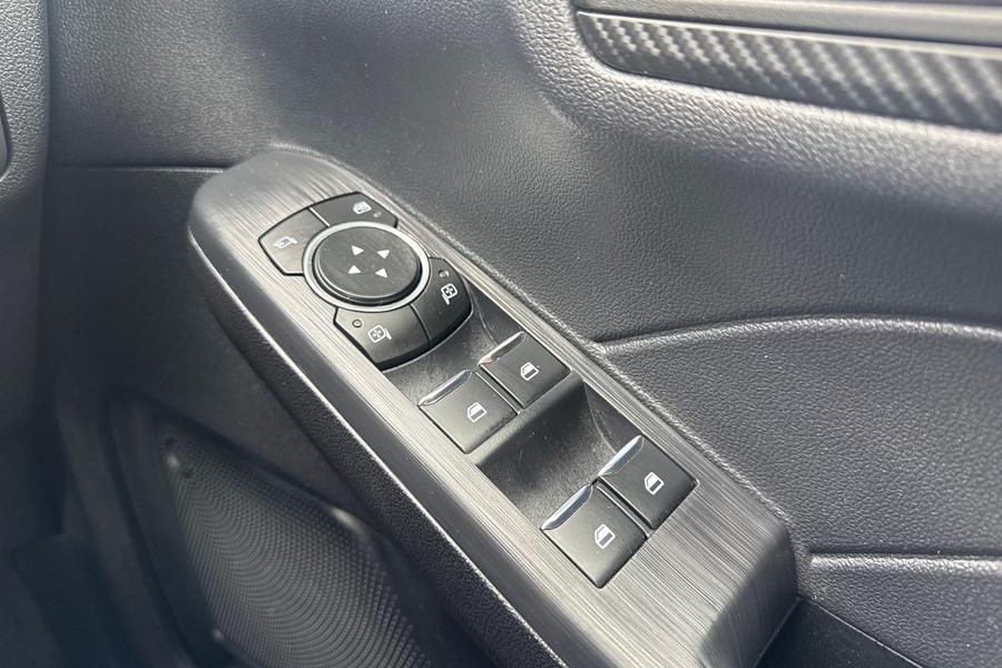 Ford KUGA Photo autoimg-16a75aea17a3d2fa23642802fee4f2ed7f9cfda5.jpg