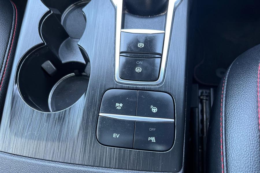 Ford KUGA Photo autoimg-16a8fd6f7e15fe9c4c8839499878aa1d119f00f3.jpg