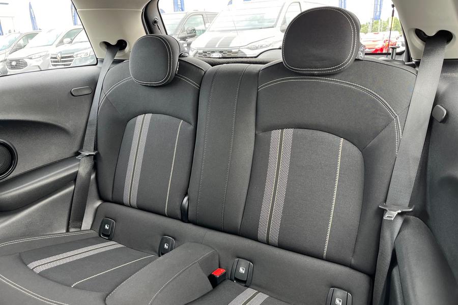 MINI Electric Hatch Photo autoimg-171982555070c21718f8ce03ccd441f7cc1dd591.jpg