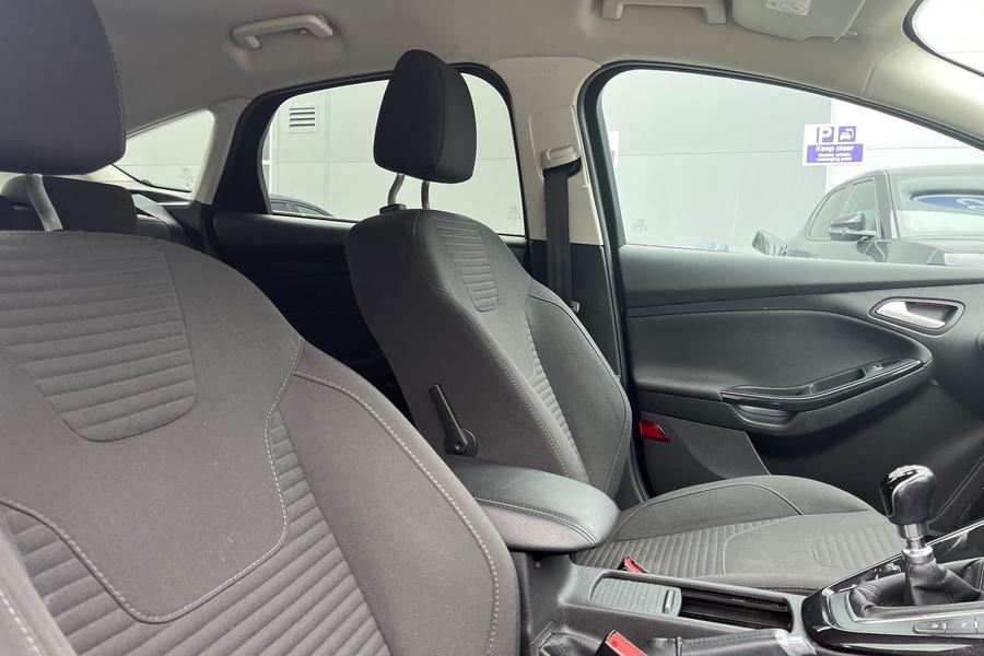 Ford FOCUS Photo autoimg-173203e6a3716cafaa89bc93a362f99a6704ca52.jpg