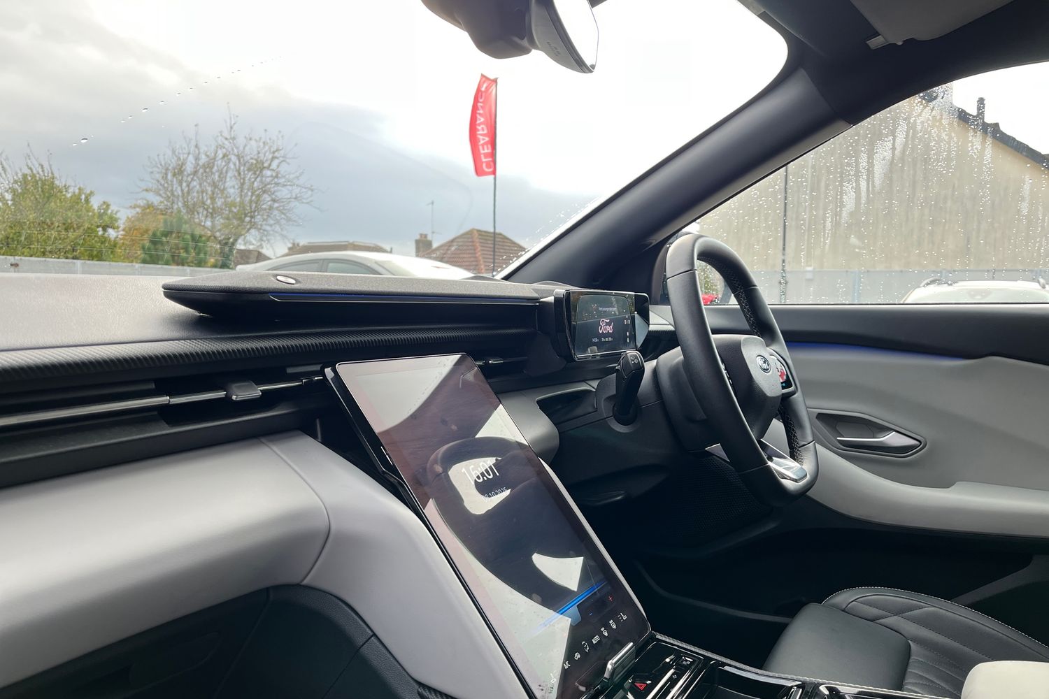 Ford EXPLORER Photo 17