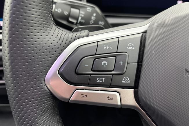 VOLKSWAGEN Tiguan Photo 16
