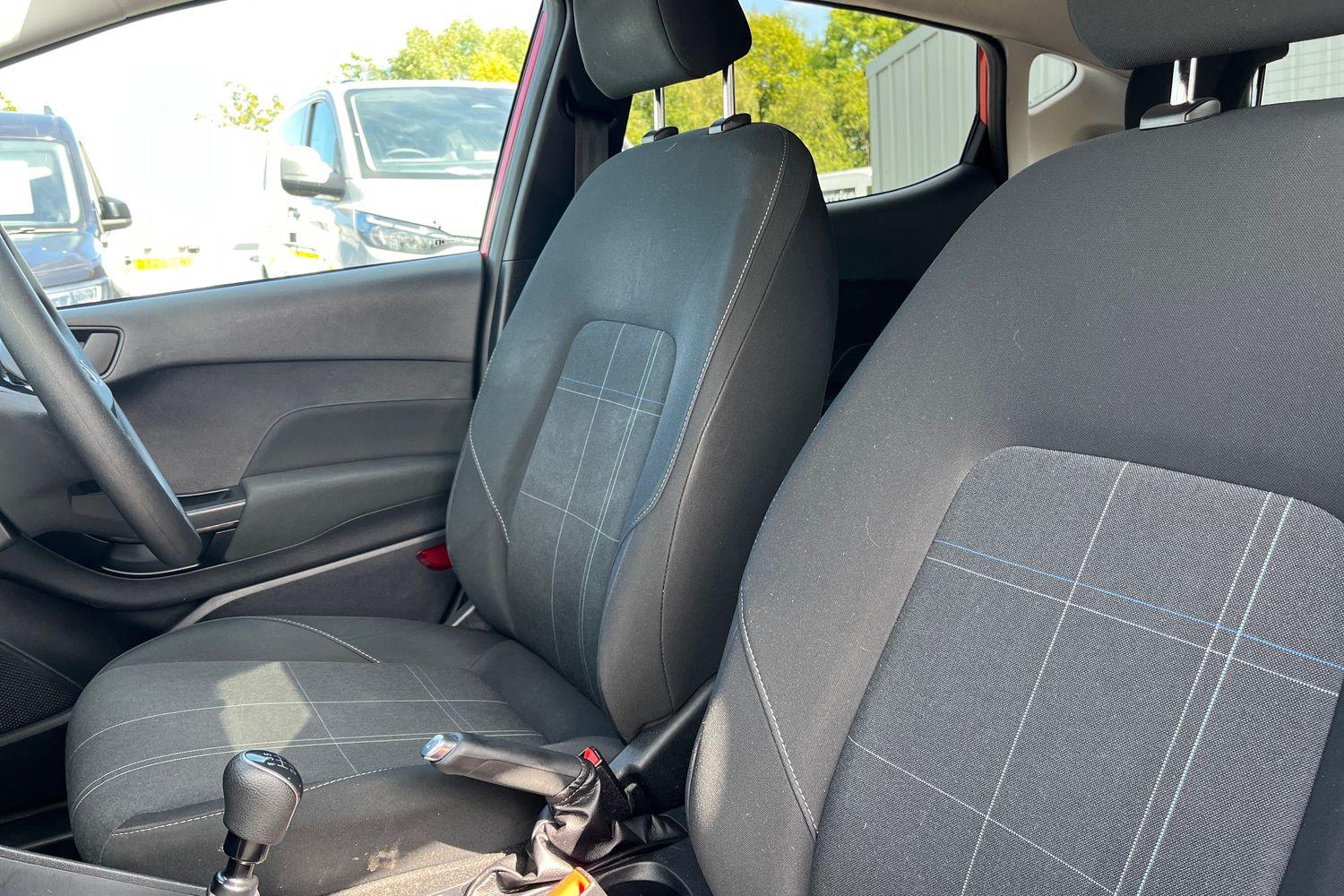 Ford FIESTA Photo 18