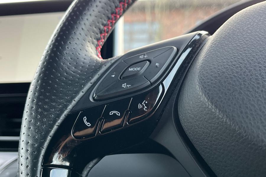 Toyota C-HR Photo autoimg-17b654f58e969e9d46fc8dd78159b4ee83d72c7f.jpg