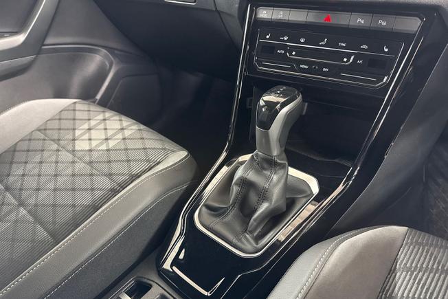 VOLKSWAGEN T-Roc Photo 23