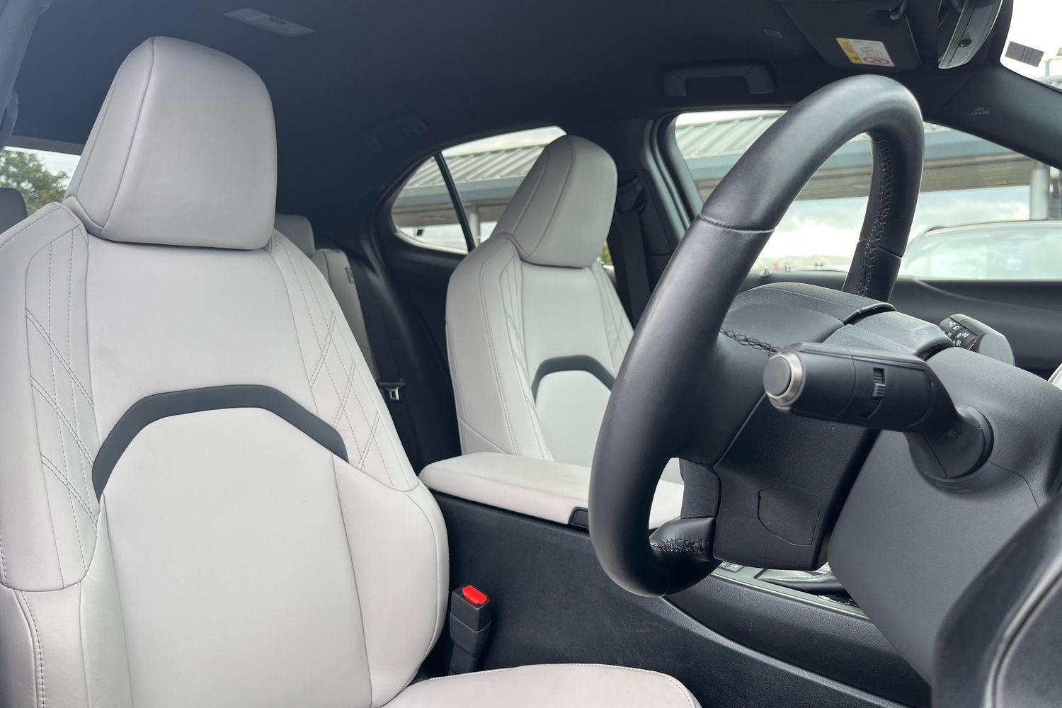 Lexus UX Photo 16