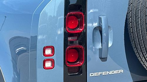 Land Rover Defender Photo autoimg-17bf6aaeb39c460f09e8f5284cde980da160aa44.jpg