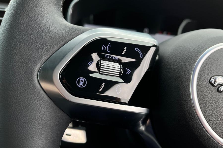 Jaguar F-PACE Photo autoimg-17c7dccaa2566ee744a5c7252e21f2ce690ab96f.jpg