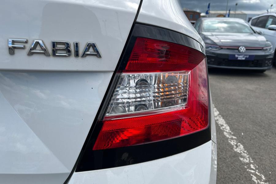 Skoda FABIA Photo autoimg-17cc43e7571048928370c23007f8a4f7306a1d1c.jpg