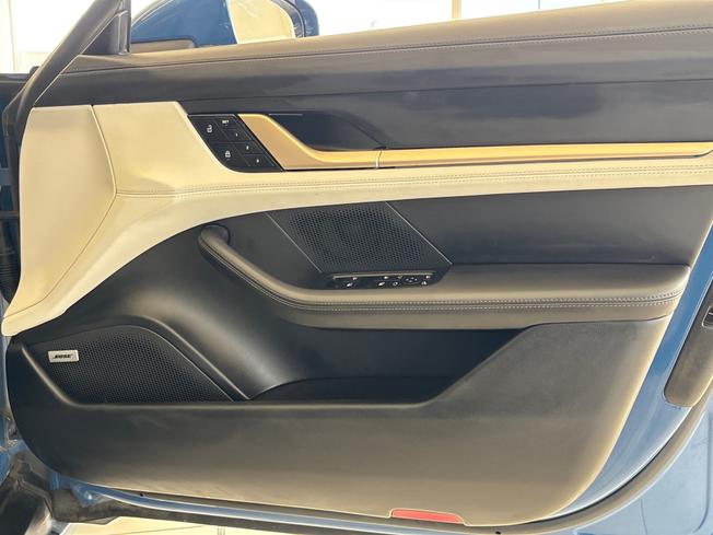 PORSCHE Taycan Photo 20