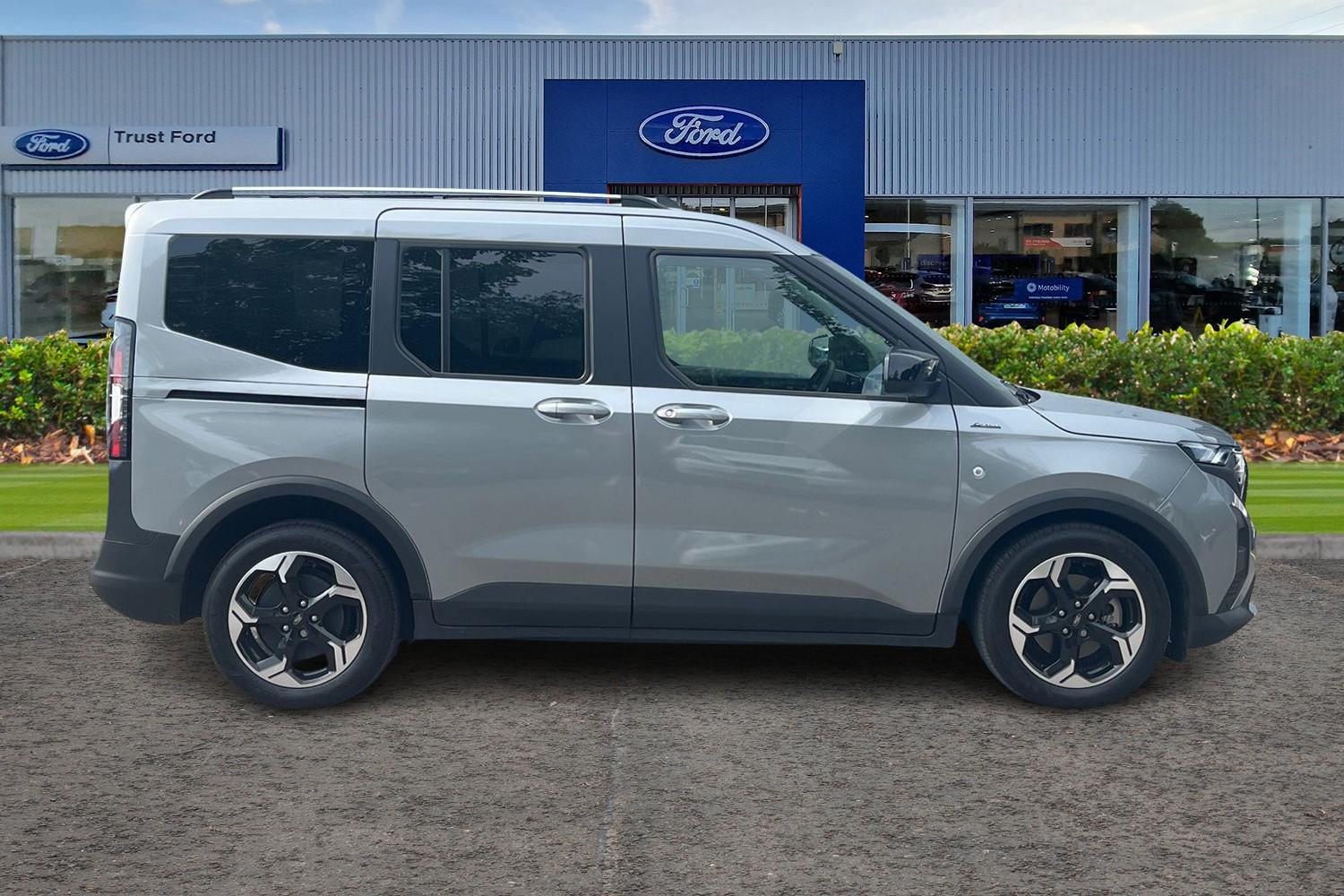 Ford E-TOURNEO COURIER Photo 2
