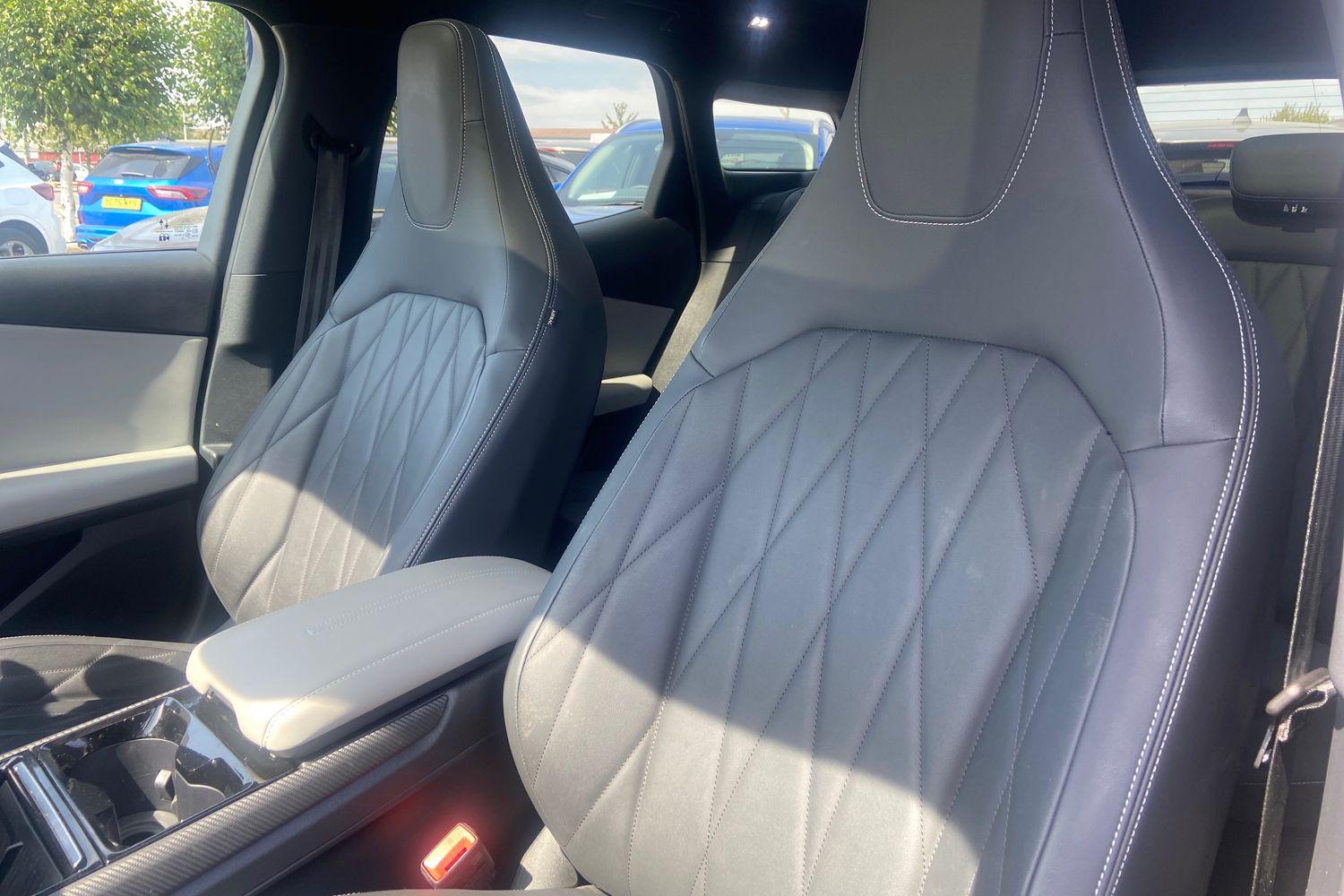 Ford EXPLORER Photo 18